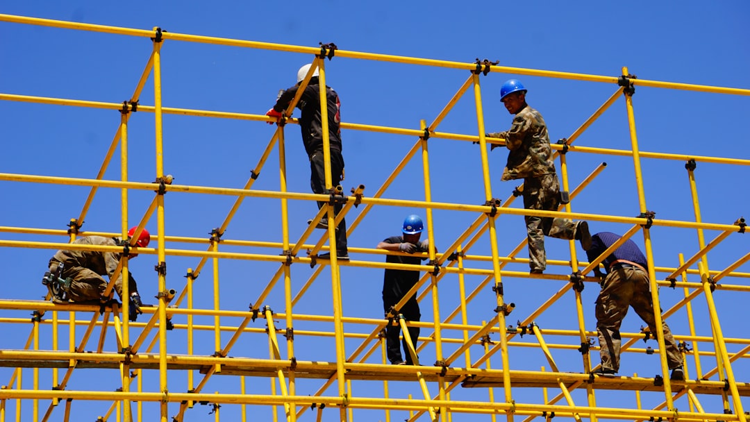découvrez tout sur le scaffolding : définitions, utilisations, avantages et conseils pour choisir l’échafaudage adapté à vos travaux de construction ou de rénovation. sécurité, praticité et efficacité garanties !