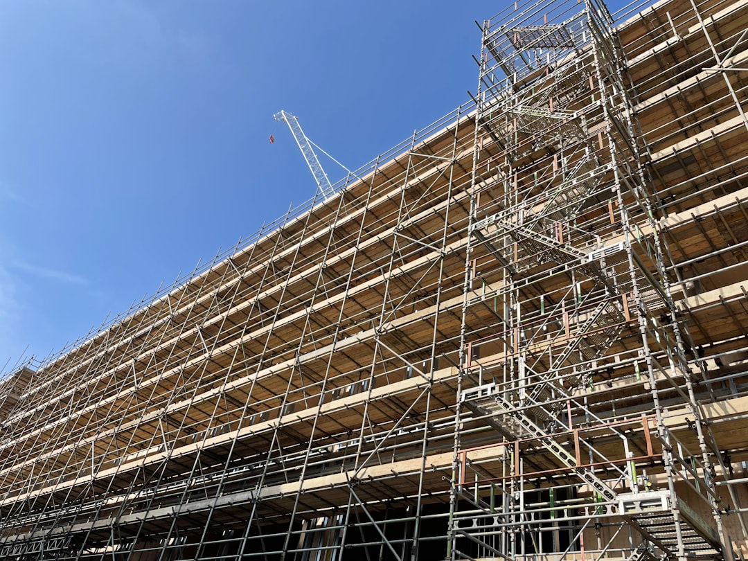 découvrez tout ce qu'il faut savoir sur le scaffolding : techniques, avantages, réglementations et conseils pour assurer la sécurité et l'efficacité de vos chantiers de construction.