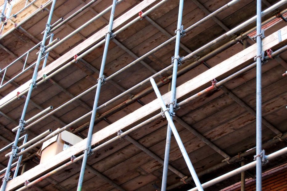 découvrez la réglementation sur les échafaudages : obligations légales, normes de sécurité, et bonnes pratiques pour garantir la sécurité des chantiers et la conformité de vos installations.